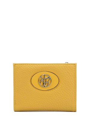 Portafoglio in pelle gialla con finitura testurizzata, caratterizzato da un prominente logo metallico ovale sulla parte anteriore e una chiusura con zip.