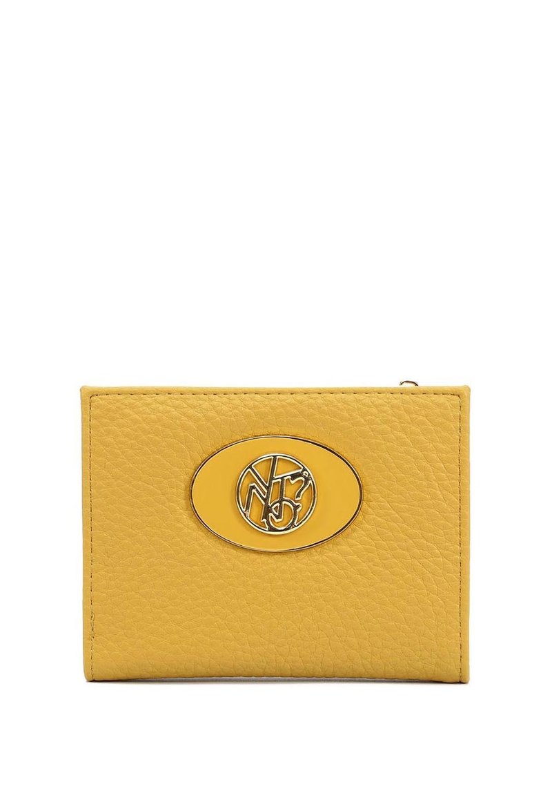 Portafoglio in pelle gialla con finitura testurizzata, caratterizzato da un prominente logo metallico ovale sulla parte anteriore e una chiusura con zip.