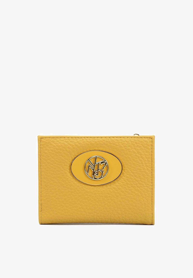 Portafoglio in pelle gialla con finitura testurizzata, caratterizzato da un prominente logo metallico ovale sulla parte anteriore e una chiusura con zip.