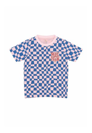 Short-sleeve t-shirt in a checkered pattern of blue and pink with a "SELF LOVE CLUB" graphic on the chest pocket. Made of cotton.