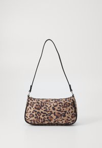Sac à main en imprimé léopard avec une forme incurvée, fabriqué en textile, doté d'une sangle noire et d'une fermeture zippée sur le dessus.