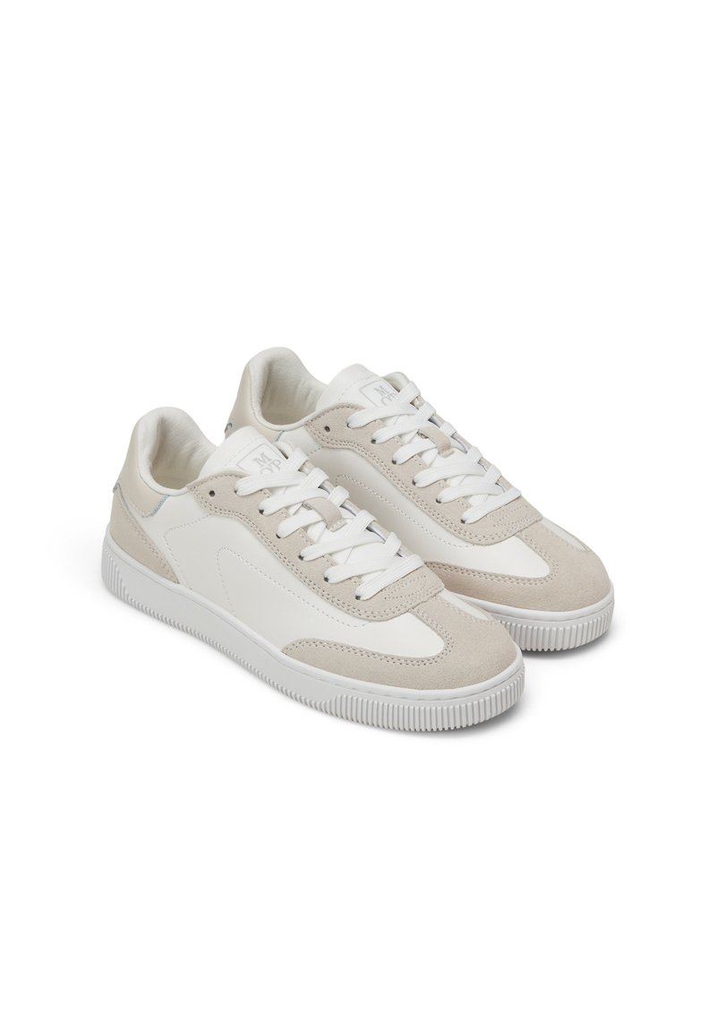 Beżowe i białe trampki wykonane z materiałów skórzanych i zamszowych, z okrągłym noskiem, białymi sznurowadłami oraz teksturowaną gumową podeszwą.