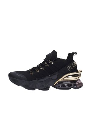 Schwarze Sportsneakers mit einem gestrickten Obermaterial, goldenen Akzenten, einer markanten, abgerundeten Sohle und strukturierten Gummielementen.