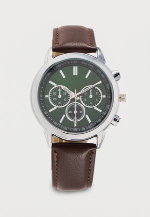 Reloj de pulsera con esfera verde, tres subesferas, caja plateada, agujas plateadas y correa de cuero marrón con costura naranja.