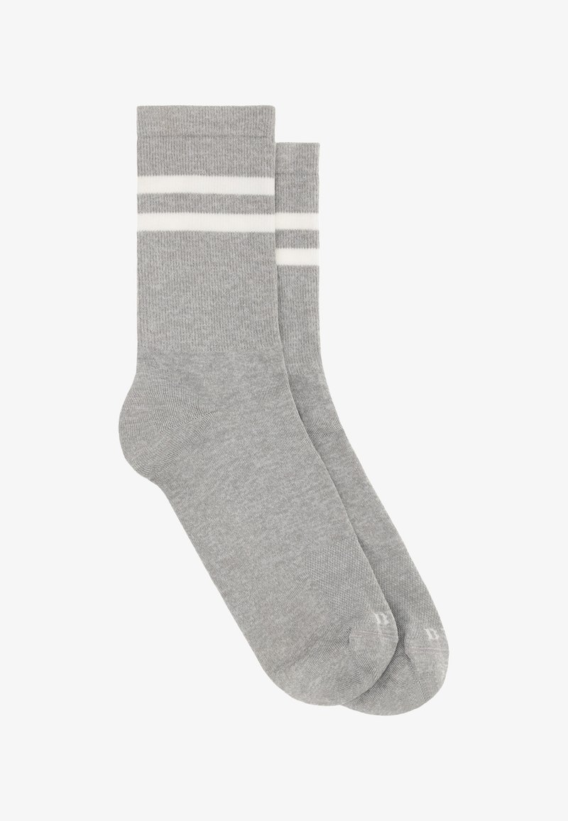 Paire de chaussettes grises mi-mollet avec deux rayures blanches horizontales près du haut, posées à plat et légèrement superposées.