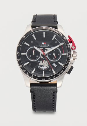Ceas cronograf negru Tommy Hilfiger cu curea din piele, bezel tahimetric, trei cadrane secundare, accente roșii și fereastră pentru dată la ora 4.