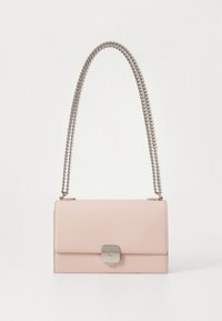 Roza usnjena torbica svetle barve z pravokotno obliko, srebrno verižico kot trak in kovinsko zaponko spredaj. Gladek tekstura.