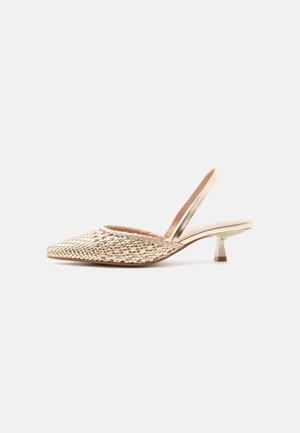 Goldener gewebter Slingback-Absatzschuh mit spitzer Zehenpartie und niedrigem Blockabsatz vor weißem Hintergrund.