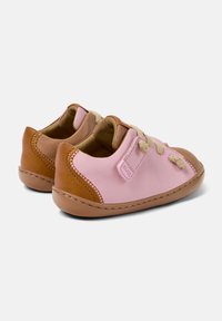 Scarpe in pelle rosa con dettagli marroni, cuciture testurizzate e lacci beige. Forma arrotondata con suola flessibile per il comfort.