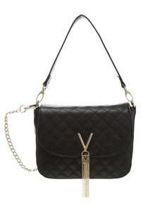 Svart vadderad läderhandväska med guld V-formad lås och frans, utrustad med en läderaxelrem och avtagbar guldkedjedetalj.