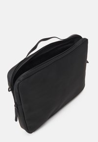 Borsa per laptop nera realizzata in materiale elegante, dotata di chiusura con zip, manico singolo e un design minimalista con una texture liscia.