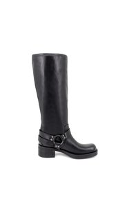 Stivaletto in pelle nera altezza ginocchio con punta arrotondata, tacco spesso e dettaglio con fibbia intorno alla caviglia. Texture liscia con finitura lucida.