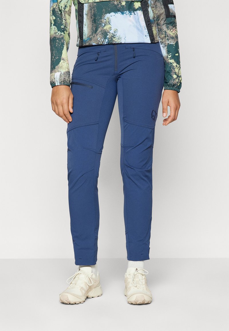 Plave vanjske hlače od rastezljivog materijala, s bočnim džepovima na zip, panelima na koljenima i uskim krojem. Uključuju logo na bedru.