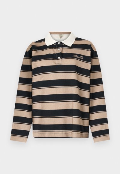 Camisa polo de manga larga con franjas horizontales en beige y negro, con un collar blanco y tapeta de tres botones, y un pequeño detalle de logo.