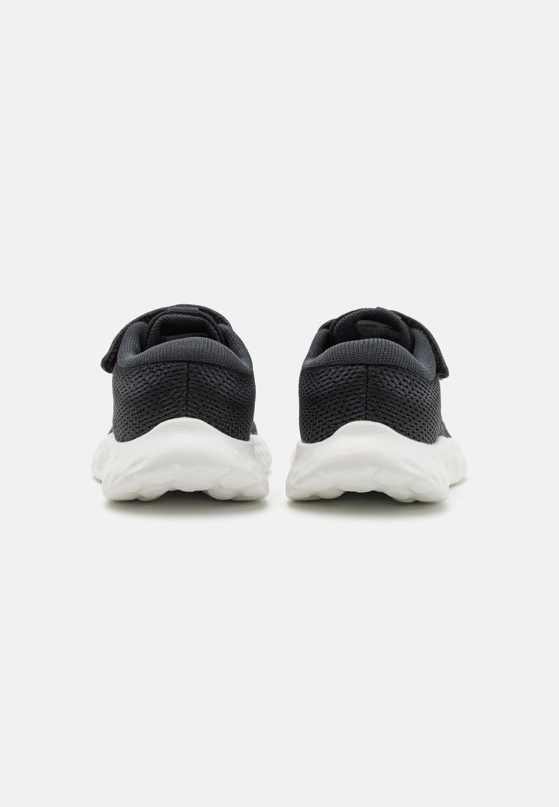 Sneakers neri in rete con superficie testurizzata, suola bianca imbottita e design chiuso sul retro con una fascia per una vestibilità sicura.