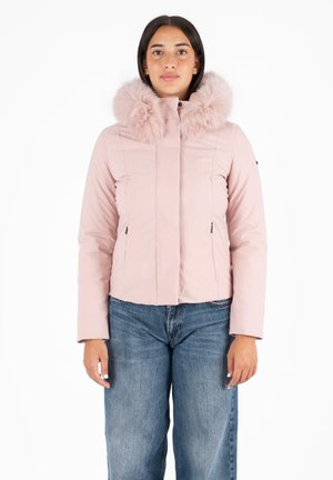 Roze puffer jas met een nepbont kraag, slank ontwerp, ritssluitingen en geribbelde manchetten. Gecombineerd met losse blauwe jeans.