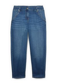 Jean en denim avec une teinte bleu moyen, taille élastique, design à cinq poches et surpiqûres contrastées le long des coutures.