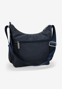 Bolso cruzado de nailon azul marino con una silueta curvada, bolsillo frontal con cremallera, correa ajustable y un ligero brillo. Textura suave.