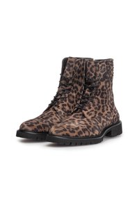 Botines de ante con estampado de leopardo, con cordones negros, punta redondeada y suela de goma gruesa. Superficie texturizada y diseño destacado.