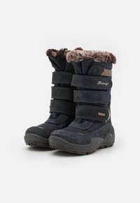 Botas de invierno de color azul oscuro que presentan una combinación de materiales textiles y de ante, tres correas de velcro ajustables y un borde de piel sintética en la parte superior.
