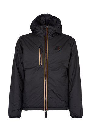 Czarna puchowa kurtka z kapturem, z pomarańczowymi zamkami błyskawicznymi i małym logo na lewej piersi. Gładka tekstura i izolowany fason.