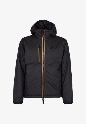 Czarna puchowa kurtka z kapturem, z pomarańczowymi zamkami błyskawicznymi i małym logo na lewej piersi. Gładka tekstura i izolowany fason.