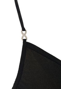 Cinghietta di reggiseno nera in tessuto texturizzato, con un accento argentato a forma di infinito e strass trasparenti nel punto di connessione.