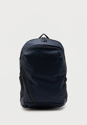 Tume sinine seljakott mitme lukuga taskuga, peal käepide ja brändinimi "BOSS" esitaskul reljeefiga.