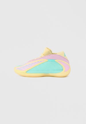 Niskie trampki z pastelowożółtą podeszwą, różowo-turkusową siateczkową cholewką i żółtym językiem, widoczne z boku na jednolitym tle.
