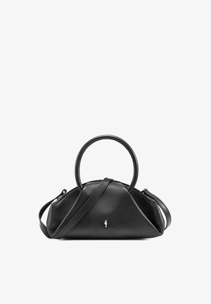 Czarna skórzana torebka o zorganizowanym kształcie, z górnym uchwytem i regulowanym paskiem na ramię; posiada małe srebrne logo z przodu.