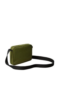 Bolso rectangular de color verde oliva con textura suave, cierre de cremallera y una correa negra ajustable. Diseño minimalista, tamaño compacto para lo esencial.