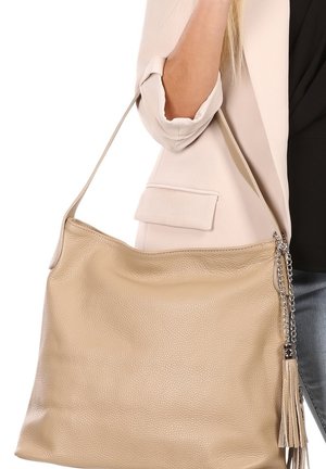 Beige Leder-Schultertasche mit strukturiertem Finish, ausgestattet mit einer Kettenverzierung und einem Quastendetail. Geräumiges und lässiges Design.