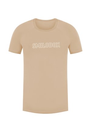 Camiseta de manga corta beige hecha de algodón, con cuello redondo y un logo "SMILODOX" en blanco en el pecho.