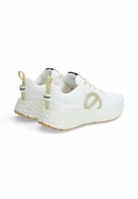 Scarpe sportive bianche con una tomaia strutturata, colletto imbottito e una suola spessa a macchie multicolori. Presentano un dettaglio del logo sul lato.