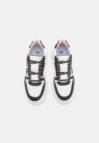 Czarno-białe trampki wykonane z materiałów skórzanych i tekstylnych. Okrągły czubek, biała podeszwa, różowe wnętrze oraz logo na wkładce.