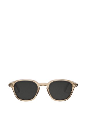 Vierkante zonnebril met een lichtbeige kunststof frame en donkergrijze glazen. Voorzien van een gepolijste afwerking en subtiele hardwareaccenten.