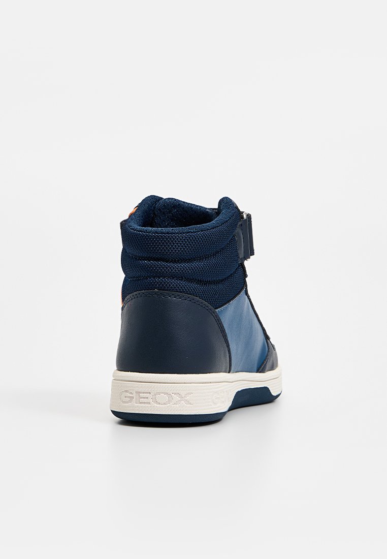 Marinefarbene hohe Sneakers aus Leder und Mesh, mit einer robusten Sohle, strukturierten Obermaterialien und einem Klettverschluss zur Befestigung.