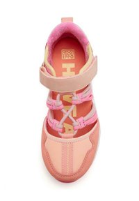 Zapatilla deportiva en rosa y melocotón con cordones elásticos y una correa de Velcro. Presenta una tela texturizada y un forro interior suave. Logo de GIOSEPP en el interior.