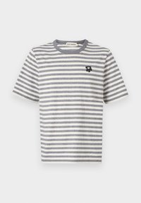 T-shirt a righe grigio e crema, maniche corte, colletto tondo, con un piccolo emblema di fiore nero sul petto. Materiale in misto cotone.