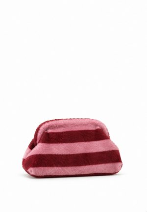 Bolso de pelo sintético con rayas rosas y rojo oscuro y un asa corta en la parte superior, sobre un fondo blanco liso.