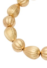Collier en perles dorées composé de perles ovales avec une texture rayée verticale, réfléchissant la lumière grâce à une finition polie.