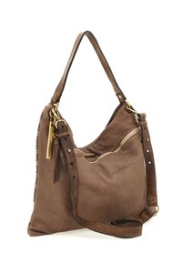 Borsa a tracolla in pelle marrone con una forma morbida, dotata di accessori in metallo dorato, una tasca con zip e una tracolla regolabile. Dettaglio laterale testurizzato.