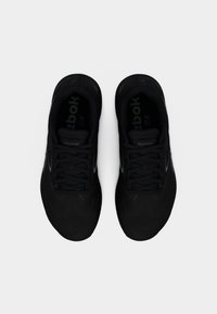 Ζευγάρι μαύρα αθλητικά παπούτσια Reebok με κορδόνια, σε θέα από πάνω, σε απλό λευκό φόντο.