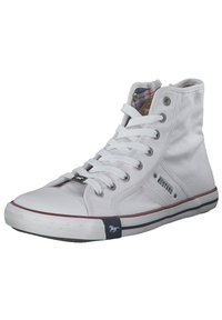 Białe sneakersy high-top z materiału kanvas, okrągłym noskiem, klasycznym sznurowaniem oraz niebiesko-czerwonymi paskami na podeszwie.