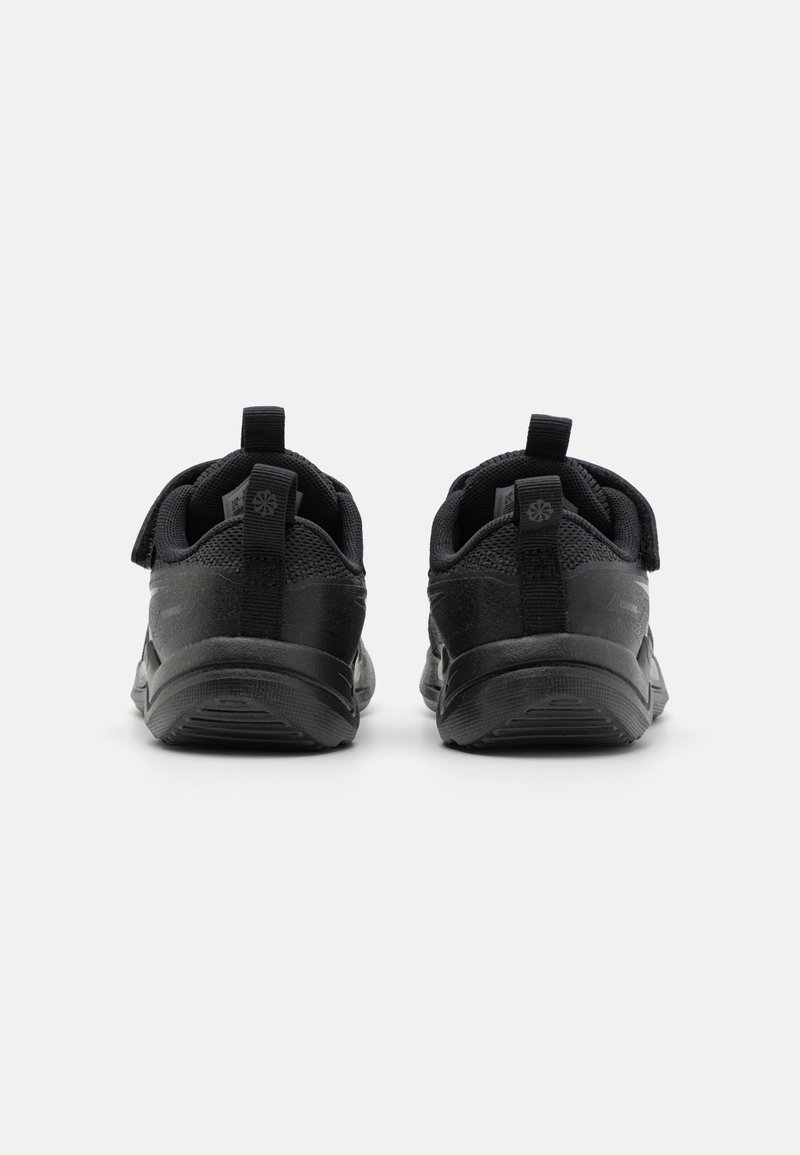 Zapatillas deportivas negras con parte superior de malla, cuello acolchado, lengüetas y suela de goma texturizada para un mejor agarre. Se muestra la vista trasera.