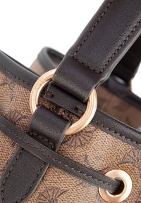 Borsa in tessuto marrone a fantasia con dettagli in pelle marrone scuro, con un anello in metallo dorato e attacco per la tracolla visibili.