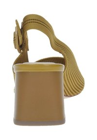 Sandalo con cinturino giallo, tacco a blocco spesso, cinturini in tessuto testurizzato e suola liscia, caratterizzato da un design minimalista e fibbia regolabile.