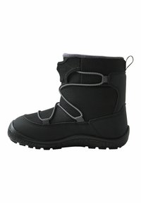Schwarzer wasserdichter Winterstiefel mit strukturiertem Obermaterial, enger Passform dank elastischer Schnürsenkel und einer Gummisohle mit profiliertem Laufsohlenmuster für besseren Grip.