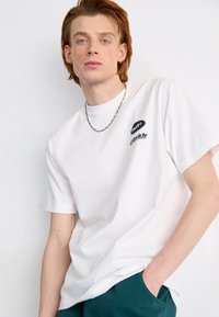 HUF GREDDY TEE - Apdrukāts T-krekls - white