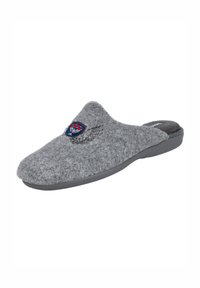 Zapatilla de casa gris con punta redondeada, parte trasera abierta y superficie texturizada. Presenta un emblema decorativo con alas en la parte superior. Suela de goma.